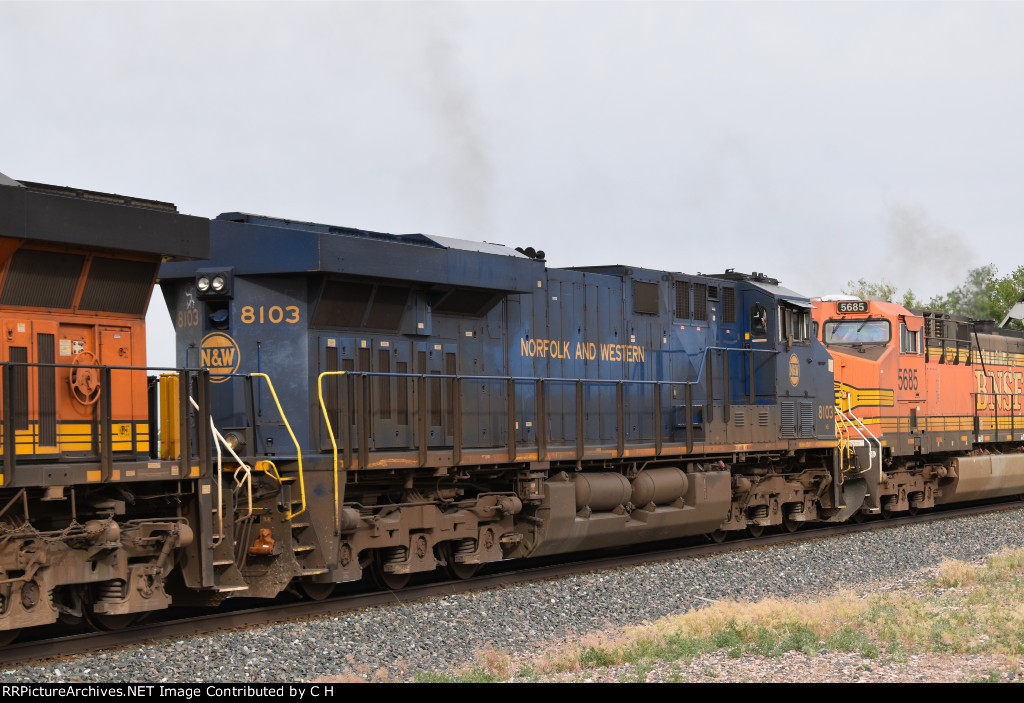 NS 8103/BNSF 5685